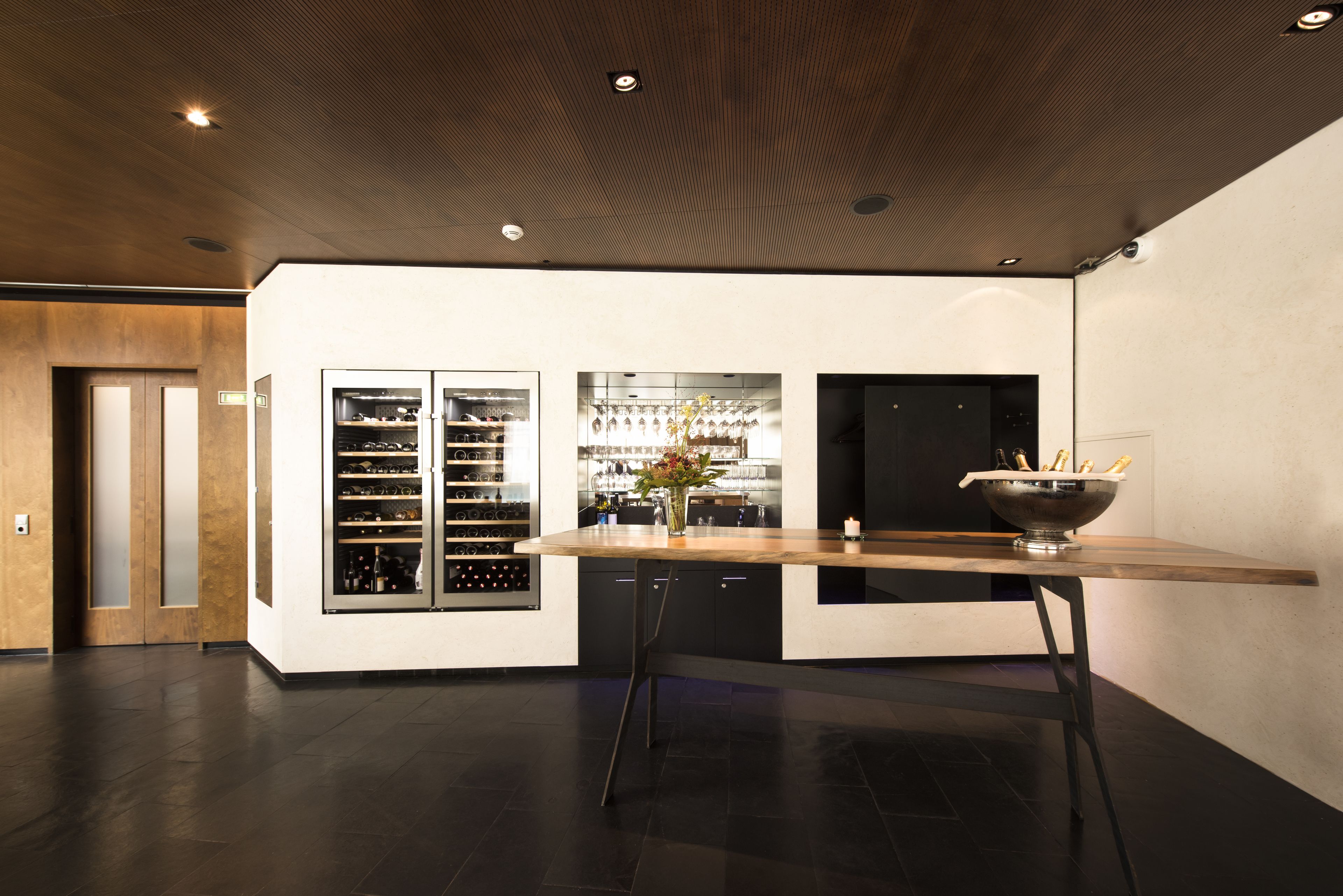 lunch and dinner served, international cuisine