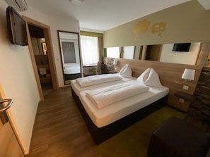 Economy Room, 1 Bedroom | In-room safe, blackout drapes, soundproofing, free WiFi - Hotel Dollinger (Innsbruck)