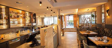 Tilbyder frokost og middag