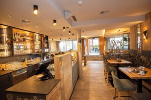 يقدم الغداء والعشاء