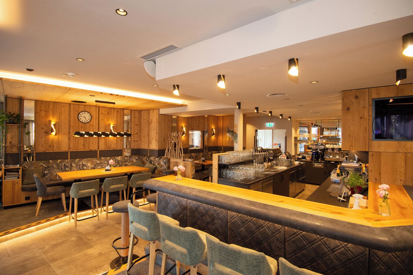 serves lunch and dinner