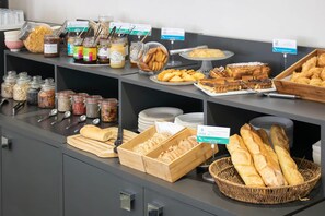 Petit déjeuner buffet (14 EUR par personne)