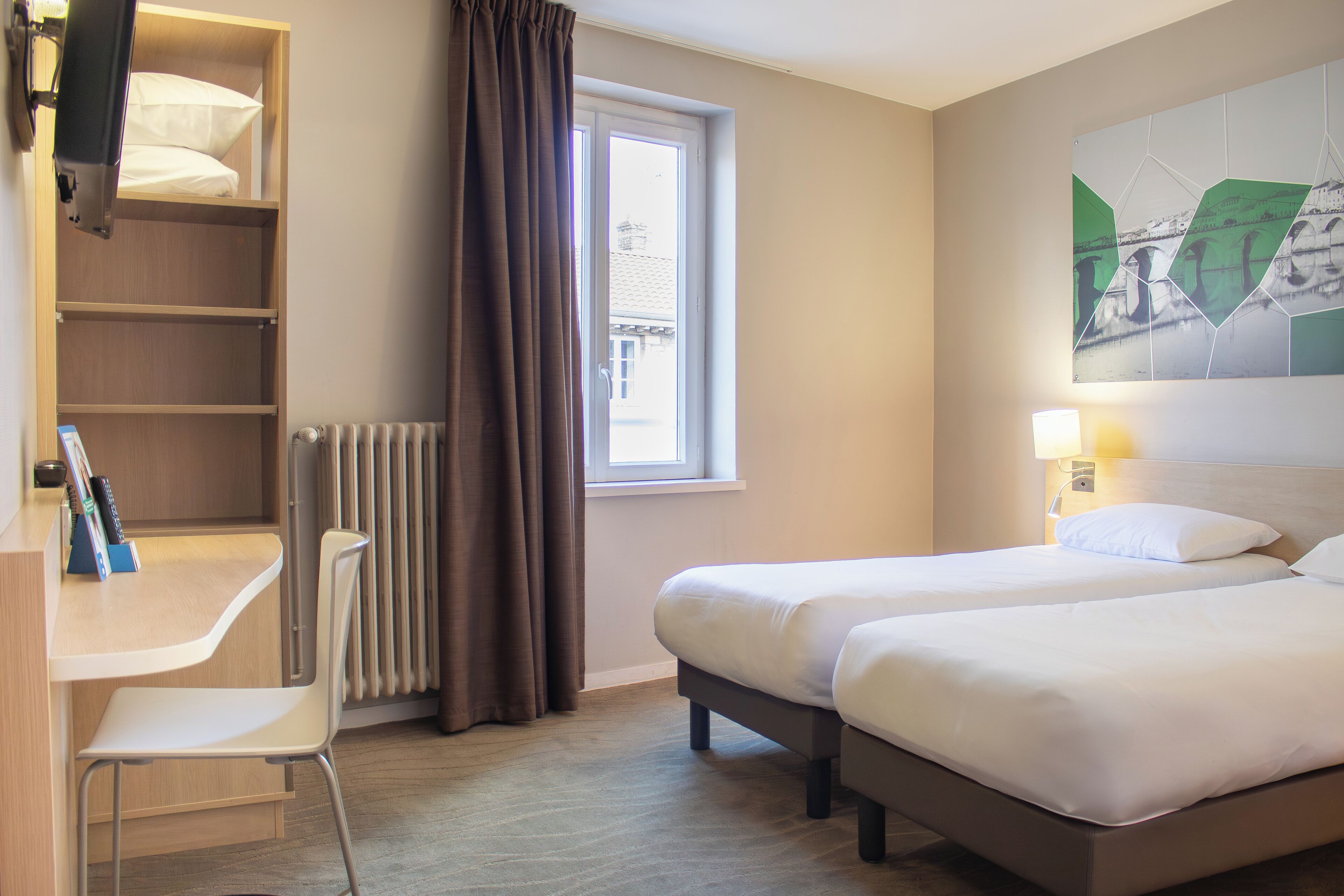 Standard Two Bed Room | Escritorio, insonorización y wifi gratis 