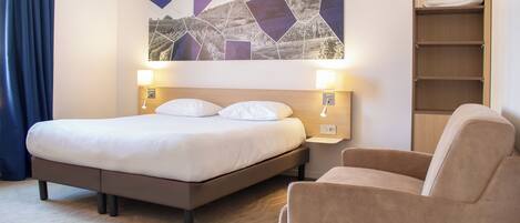 Desk, soundproofing, free WiFi