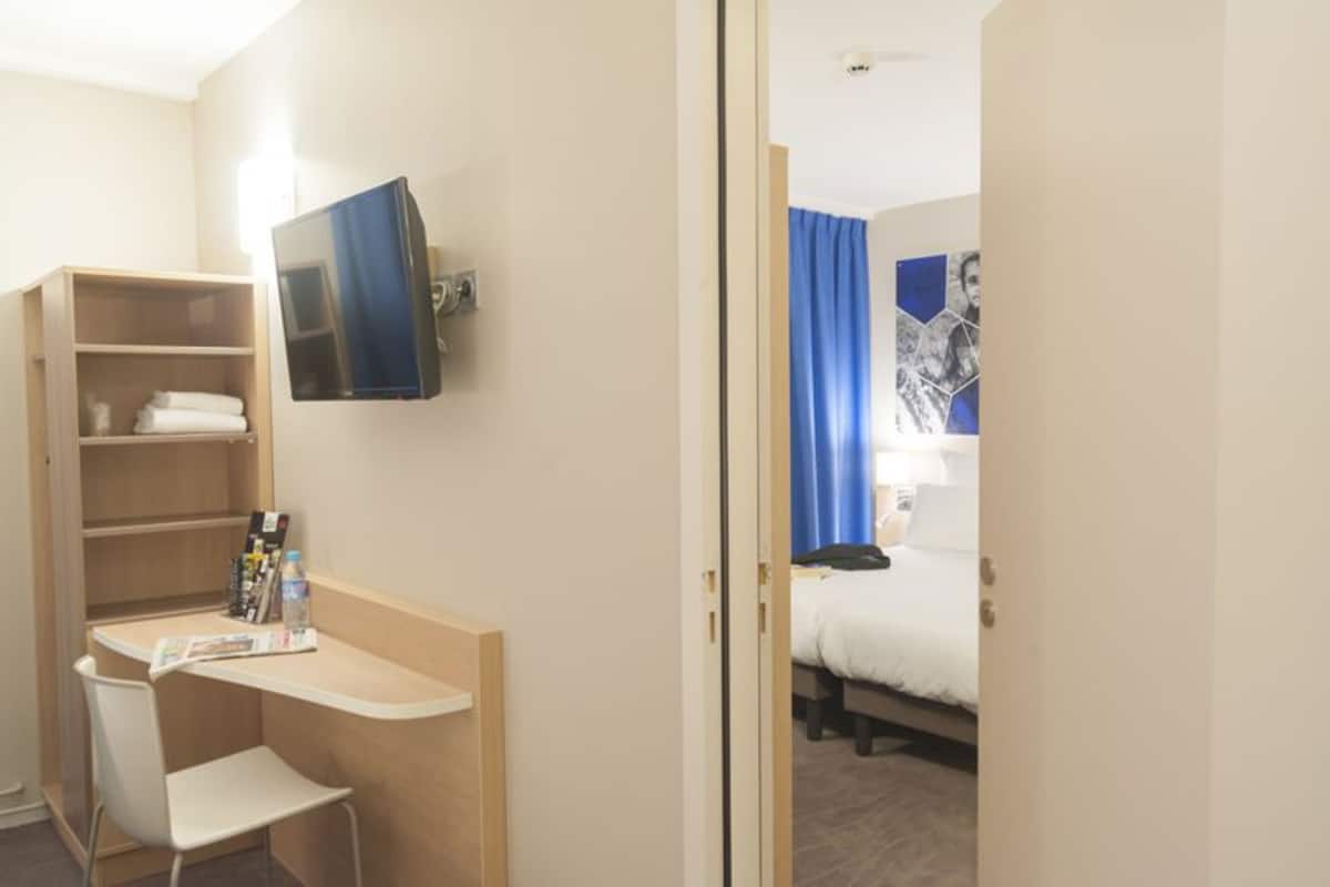 Room, Connecting Rooms | Desk, soundproofing, free WiFi