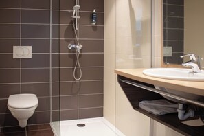 Amenidades de baño gratuitas, secadora de cabello, toallas 