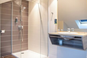 Chambre Simple Grand Lit | Bilik Mandi | Kelengkapan dandanan diri percuma, pengering rambut, tuala disediakan 