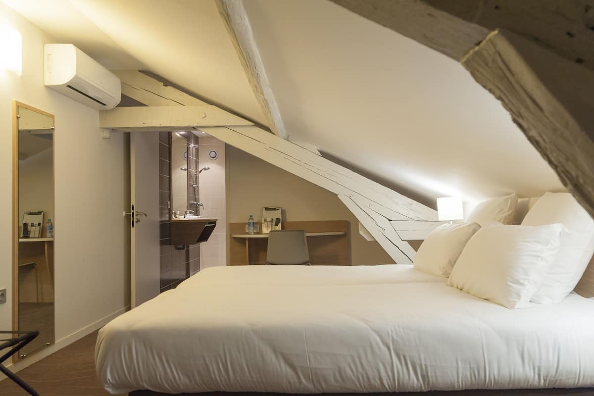 Chambre Simple Grand Lit | Desk, soundproofing, free WiFi