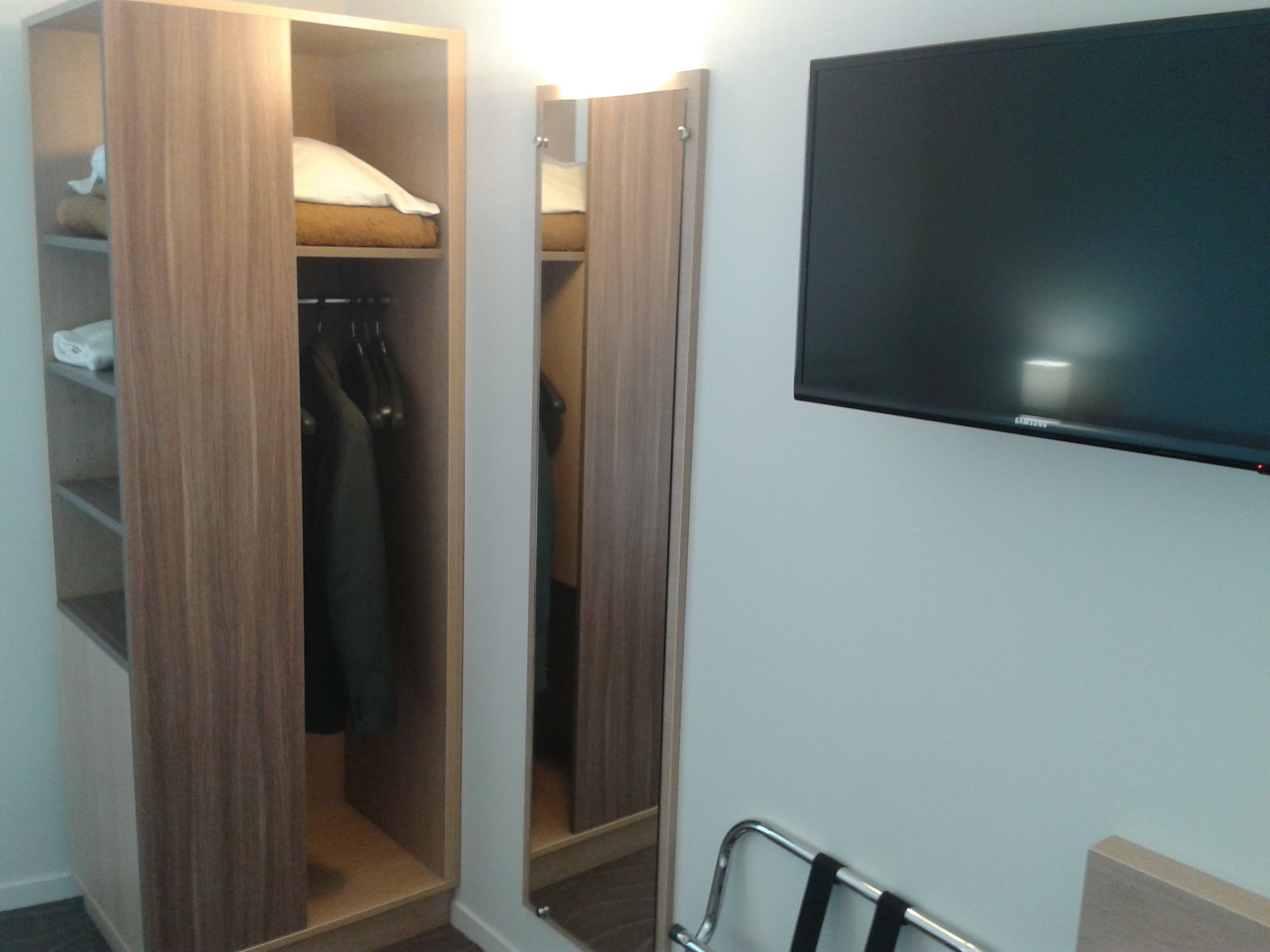 desk, soundproofing, free wifi