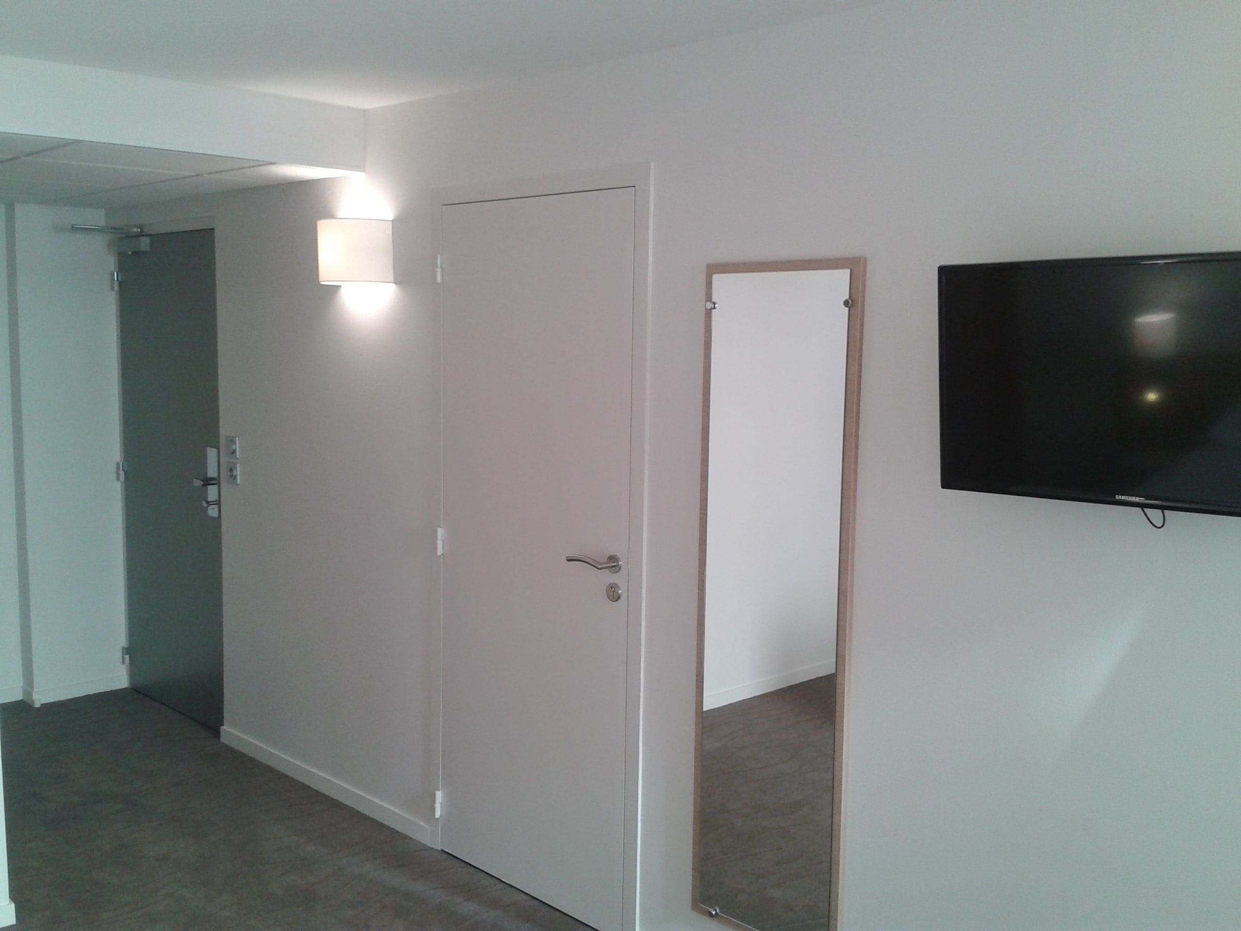 desk, soundproofing, free wifi