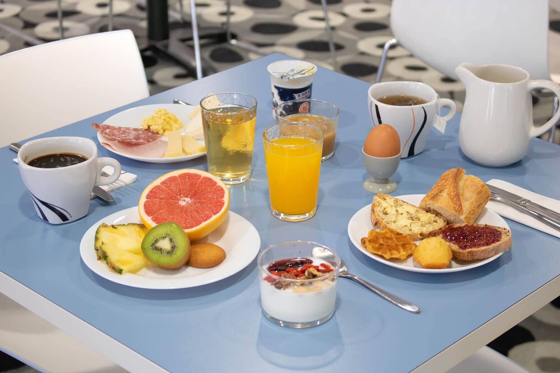 Desayuno buffet diario (EUR 14 por persona)