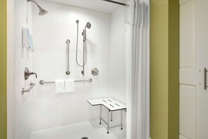 Phòng Suite, 1 giường cỡ king, phù hợp cho người khuyết tật (Roll In Shower) | Phòng tắm | Đồ dùng nhà tắm được thiết kế riêng, máy sấy tóc, áo choàng tắm 