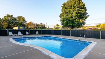 Piscine extérieure en saison