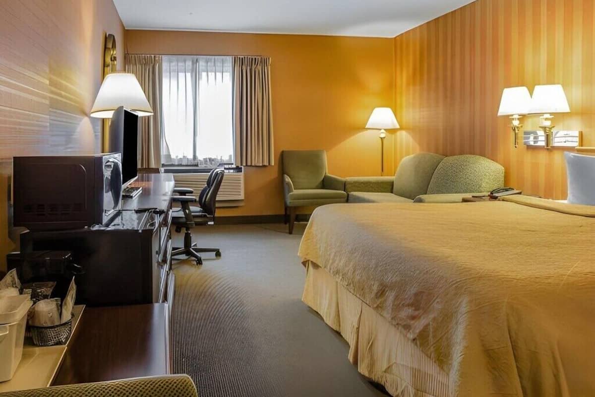 Room, 1 Queen Bed, Accessible, Non Smoking | Blackout drapes, iron/ironing board, cribs/infant beds, rollaway beds