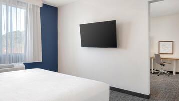 Suite, 1 King-Bett | Hochwertige Bettwaren, Zimmersafe, Schreibtisch