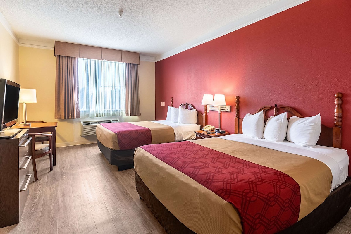 Premium bedding, in-room safe, desk, laptop workspace