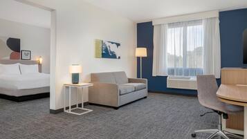 Suite, 1 King-Bett | Wohnbereich