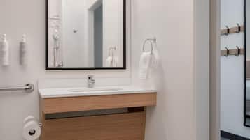Combined shower/tub, designer toiletries, hair dryer, towels