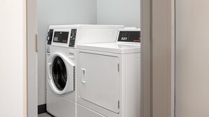 Laundry room - Spark by Hilton Douglasville Atlanta West (Douglasville)