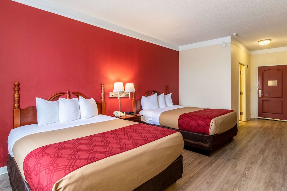Premium bedding, in-room safe, desk, laptop workspace