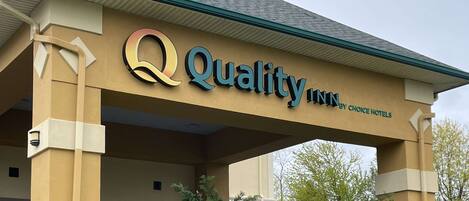 Señal de hotel con el nombre 'Quality Inn by Choice Hotels'.