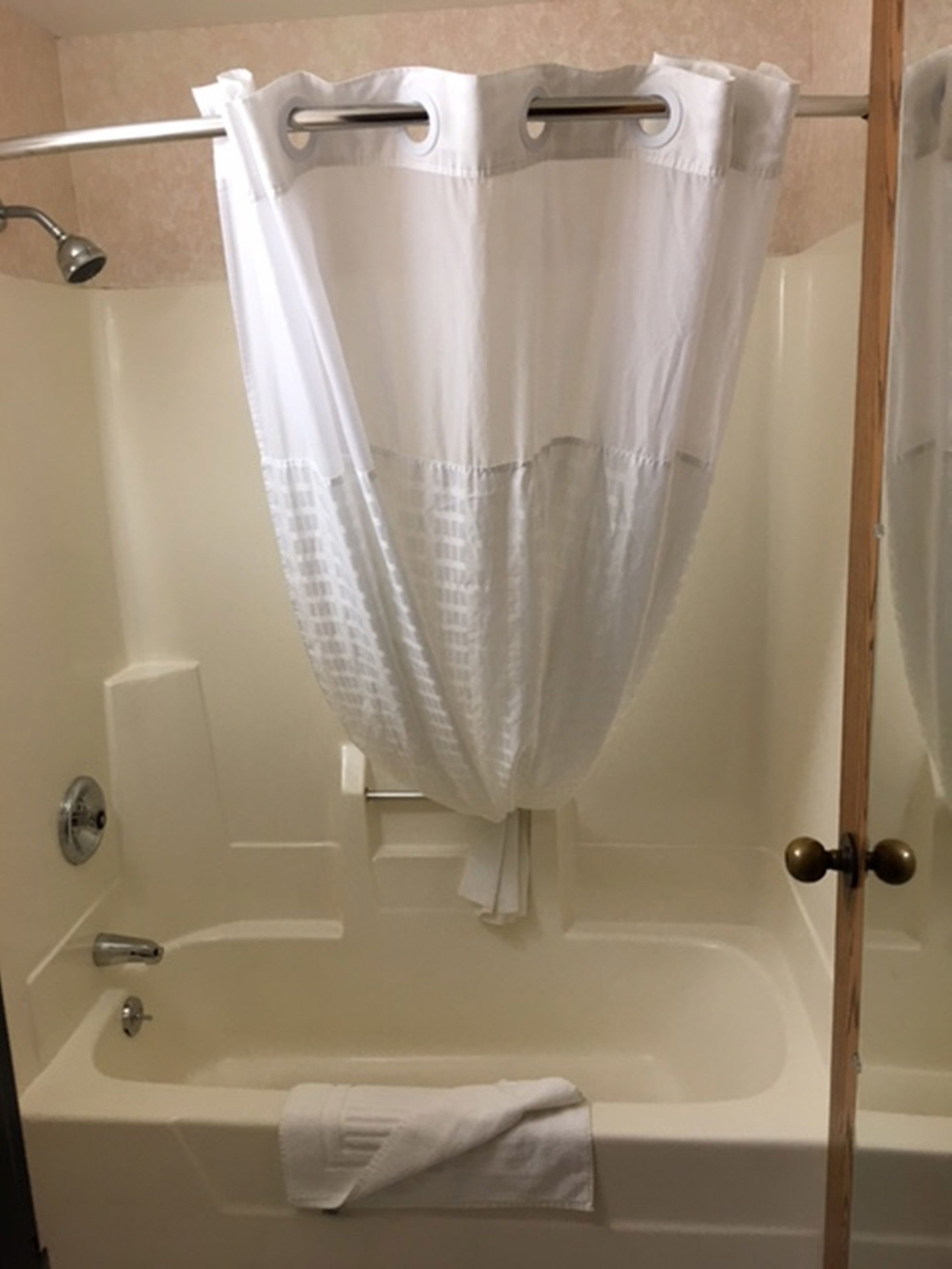 combined shower/bathtub, hydromassage showerhead, free toiletries