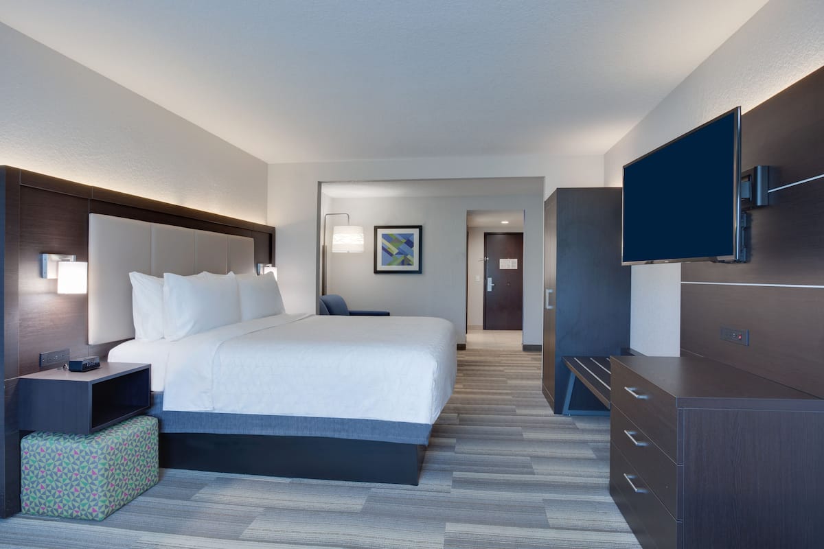 Suite, 1 kingsize bed (Additional Living Area) | Een kluis op de kamer, een bureau, een strijkplank/strijkijzer
