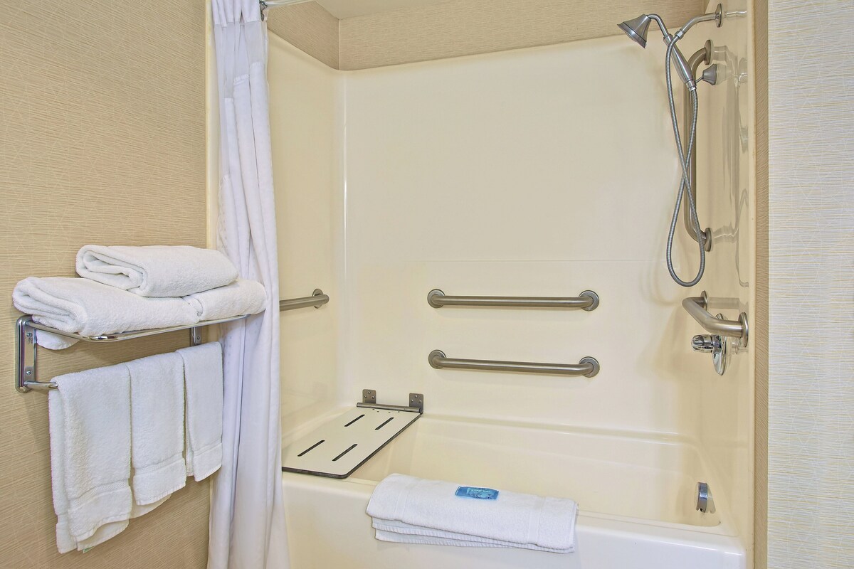 Standard Room, 1 King Bed, Accessible (Comm, Mobil Tub) | Premium bedding, in-room safe, desk, laptop workspace