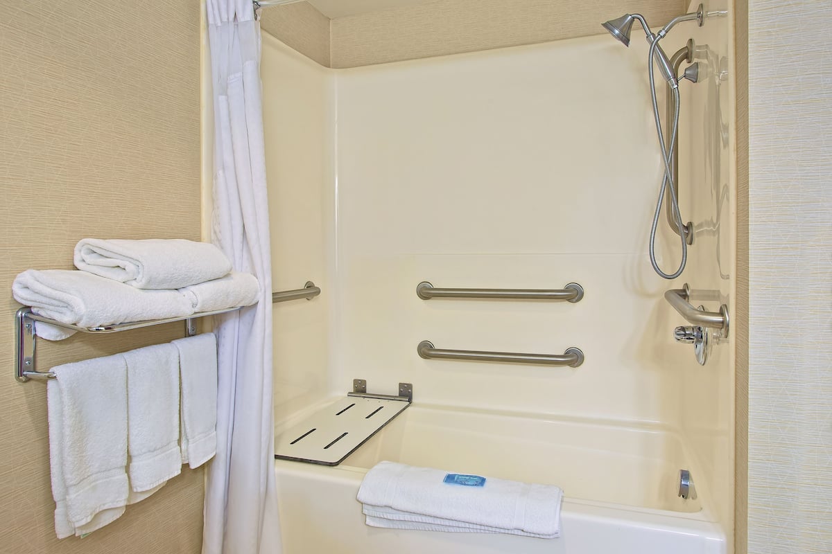 Standaard kamer, 1 kingsize bed, toegankelijk voor mindervaliden (Comm, Mobil Tub) | 1 slaapkamer, luxe beddengoed, een kluis op de kamer, een bureau