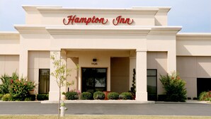A Hampton Inn building with a beige facade, a large entrance, and the address 1125. - Hampton Inn Lebanon (Lebanon)