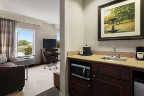 Studio, 1 kingsize-seng med sovesofa, ikke-røyk | Sengetøy av topp kvalitet, safe på rommet og blendingsgardiner