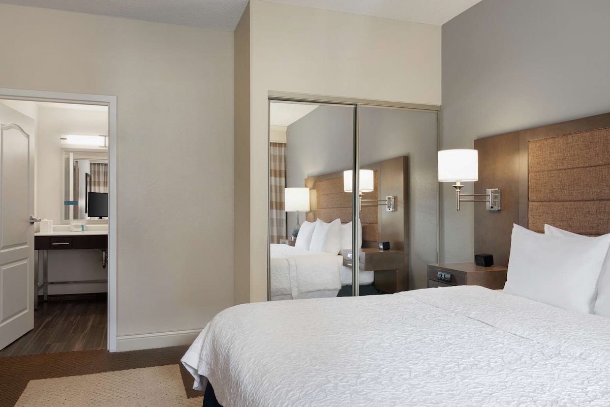 Suite, 1 kingsize bed, toegankelijk voor mindervaliden (Mobility & Hearing, Roll-in Shower) | 1 slaapkamer, luxe beddengoed, een kluis op de kamer
