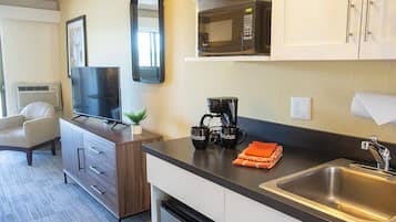 Laptop workspace, blackout drapes, iron/ironing board, free WiFi