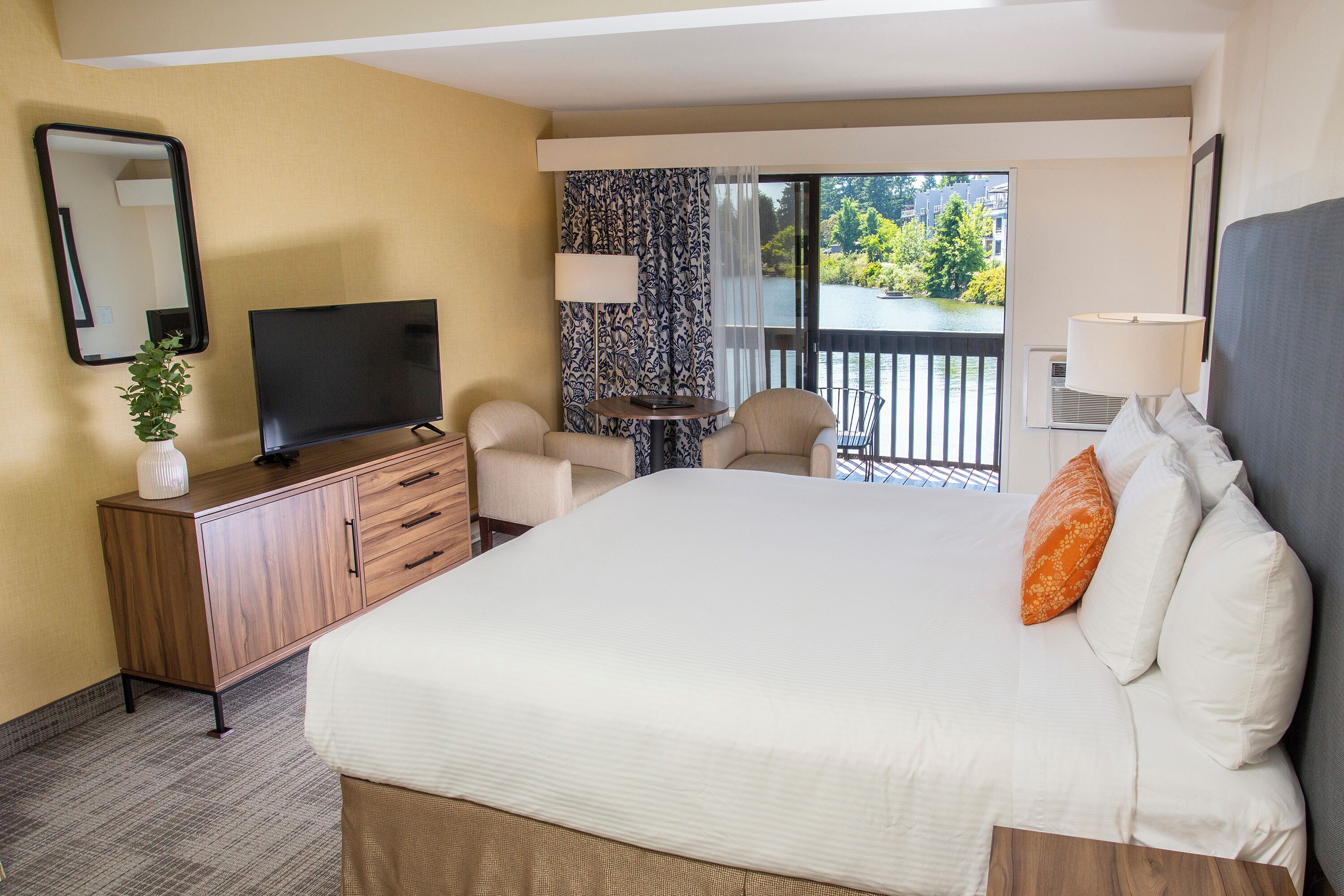 Standard Studio | Laptop workspace, blackout drapes, iron/ironing board, free WiFi