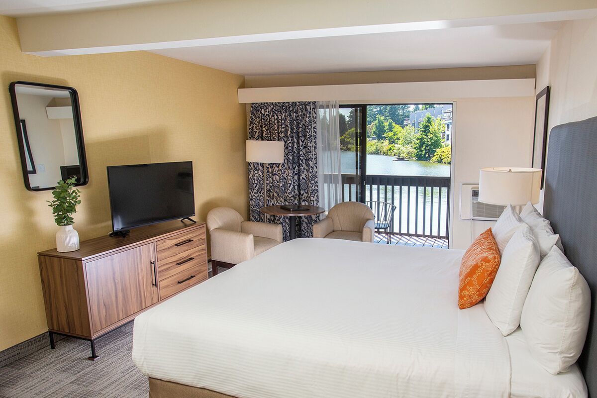 Laptop workspace, blackout drapes, iron/ironing board, free WiFi