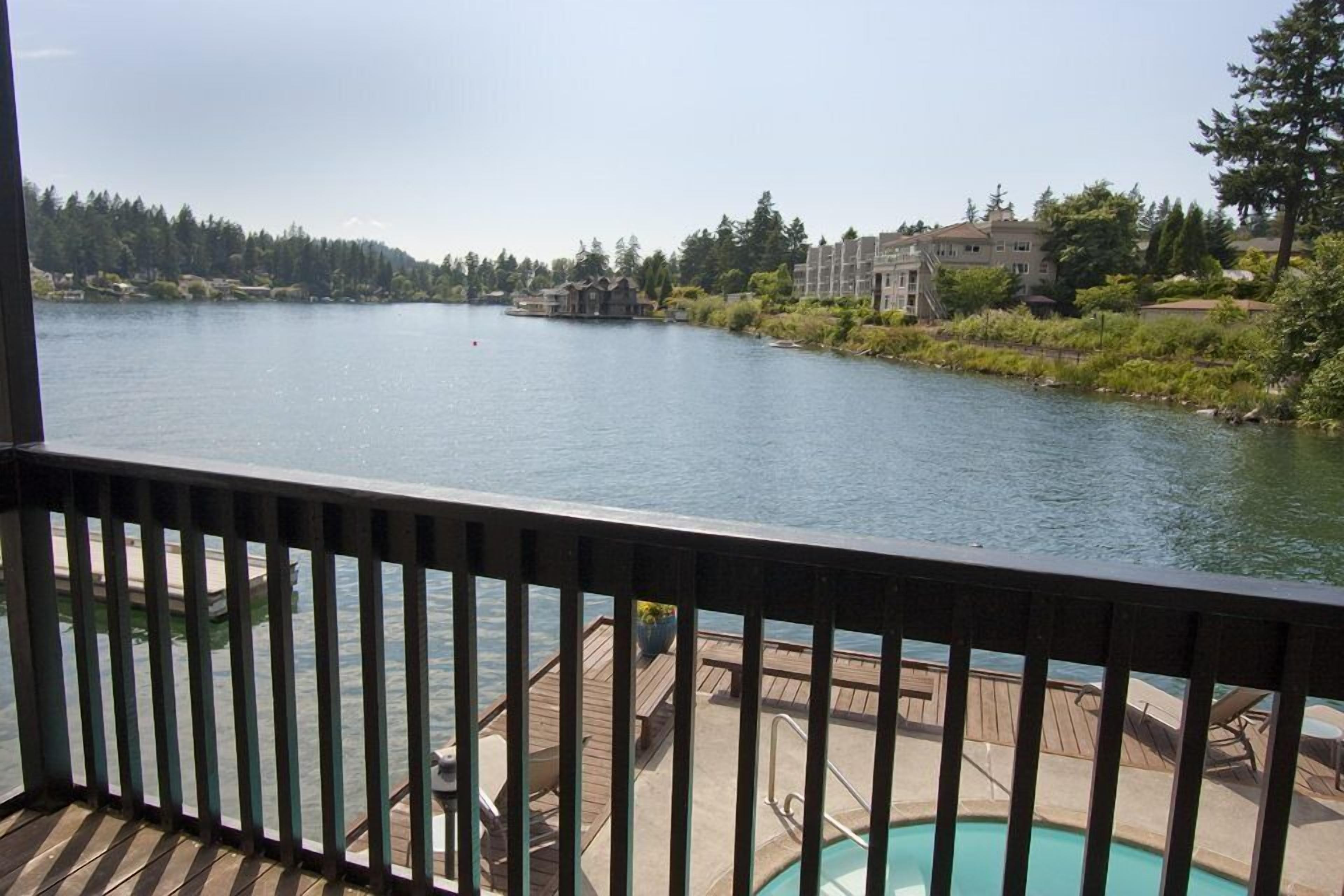 Espacio para trabajar con laptop y cortinas blackout 