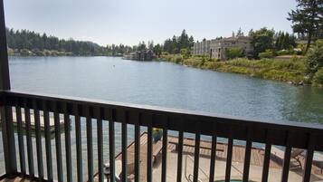 Habitación Deluxe, 1 cama Queen size, vista al lago | 1 habitación, espacio para trabajar con laptop y cortinas blackout