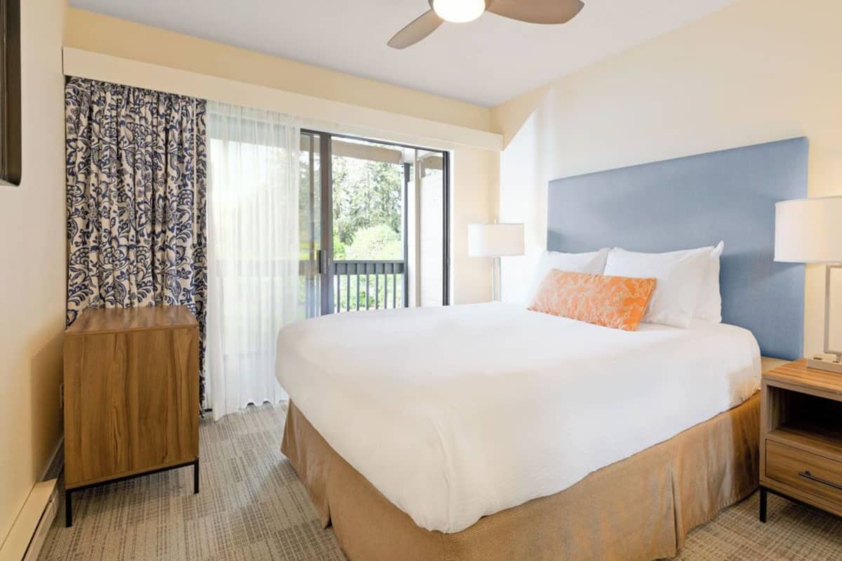 جناح سوبيريور - عدة أسرّة - بمطبخ - منظر للبحيرة (Two Bedroom Suite) | مساحة عمل للكمبيوتر المحمول وستائر تعتيم ومكواة/لوح كي وواي فاي مجانًا