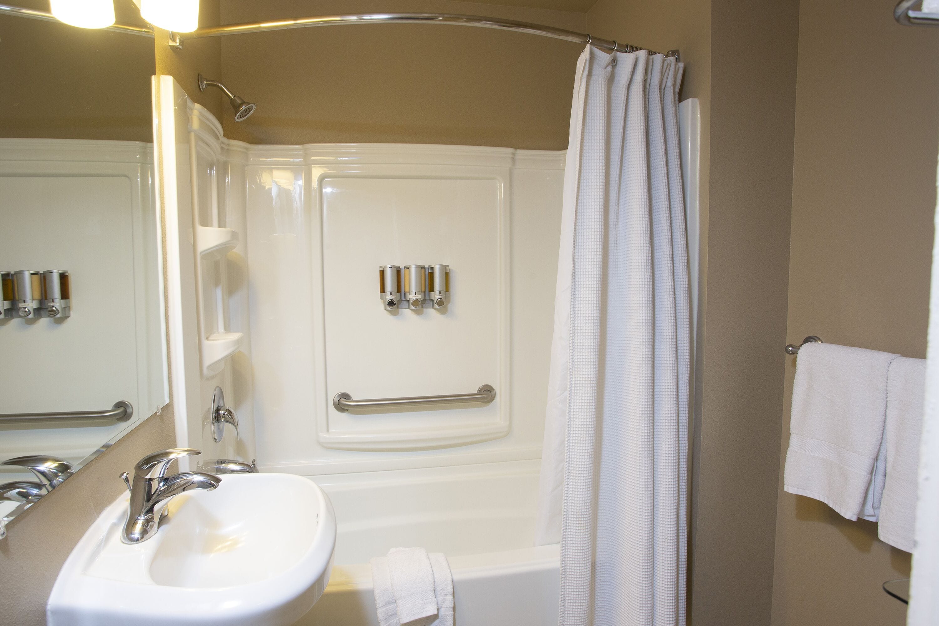 combined shower/bathtub, free toiletries, hair dryer, towels