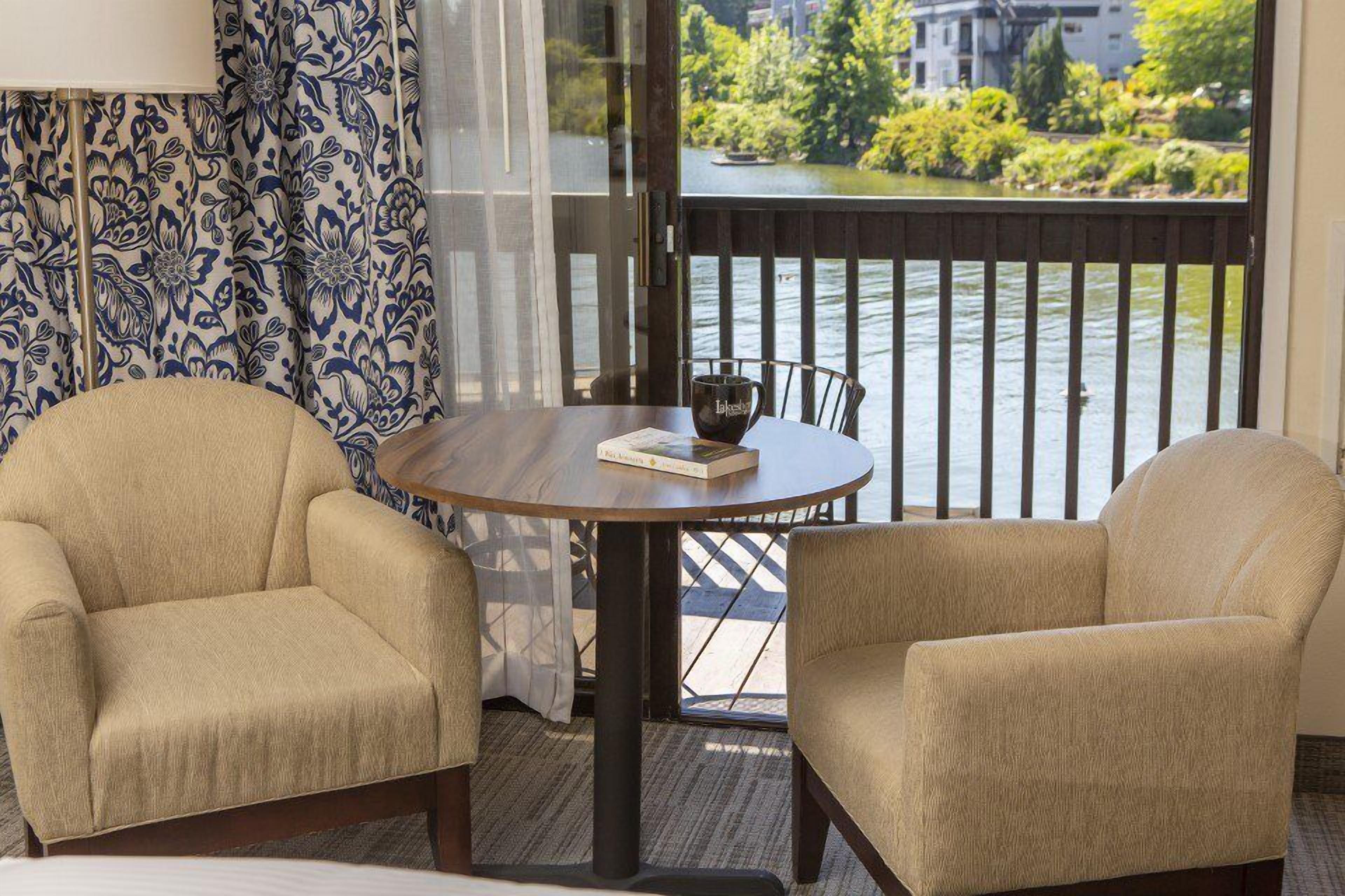 deluxe room, 1 queen bed, lake view | living area | 40-inch flat-screen tv with cable channels, tv