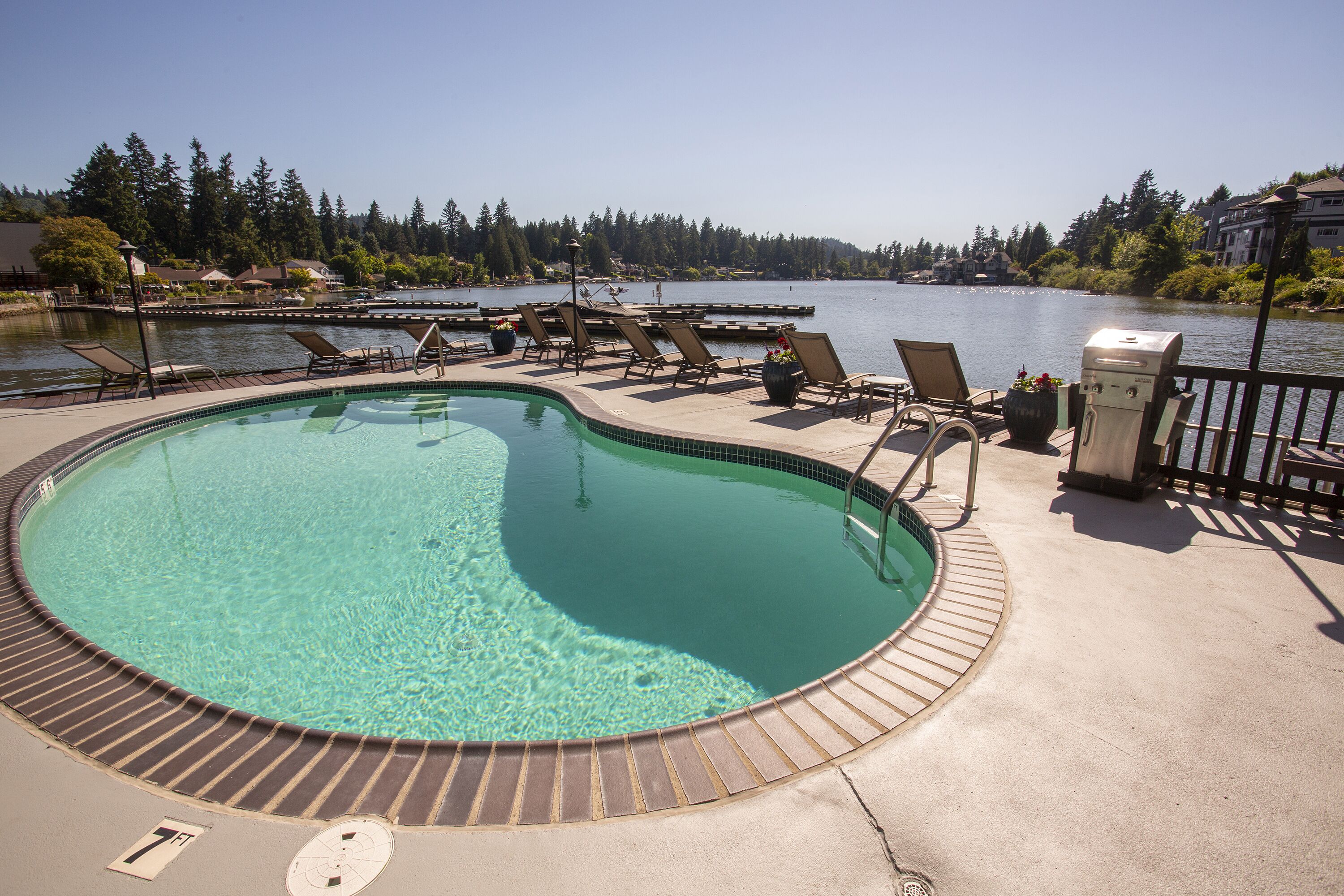 outdoor pool, open 10:00 am to 10:00 pm, pool loungers