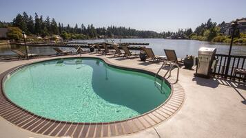 Alberca al aire libre, acceso de 10:00 a 22:00, y camastros