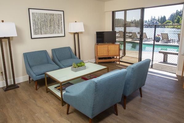 Lobby sitting area - Lakeshore Inn (Lake Oswego)