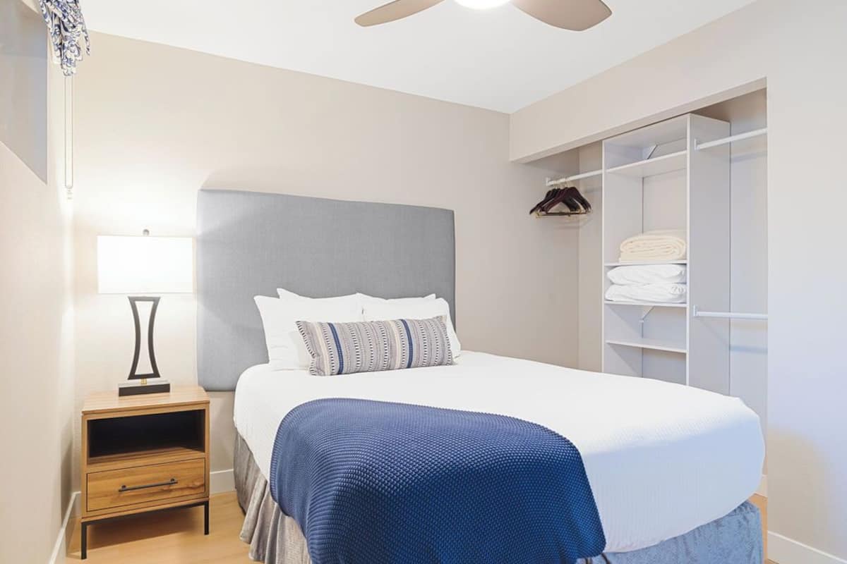 جناح سوبيريور - سرير كبير مع أريكة سرير - بمطبخ مصغر (1 BR Queen Suite-Lake View-Refreshed) | مساحة عمل للكمبيوتر المح مول وستائر تعتيم ومكواة/لوح كي وواي فاي مجانًا