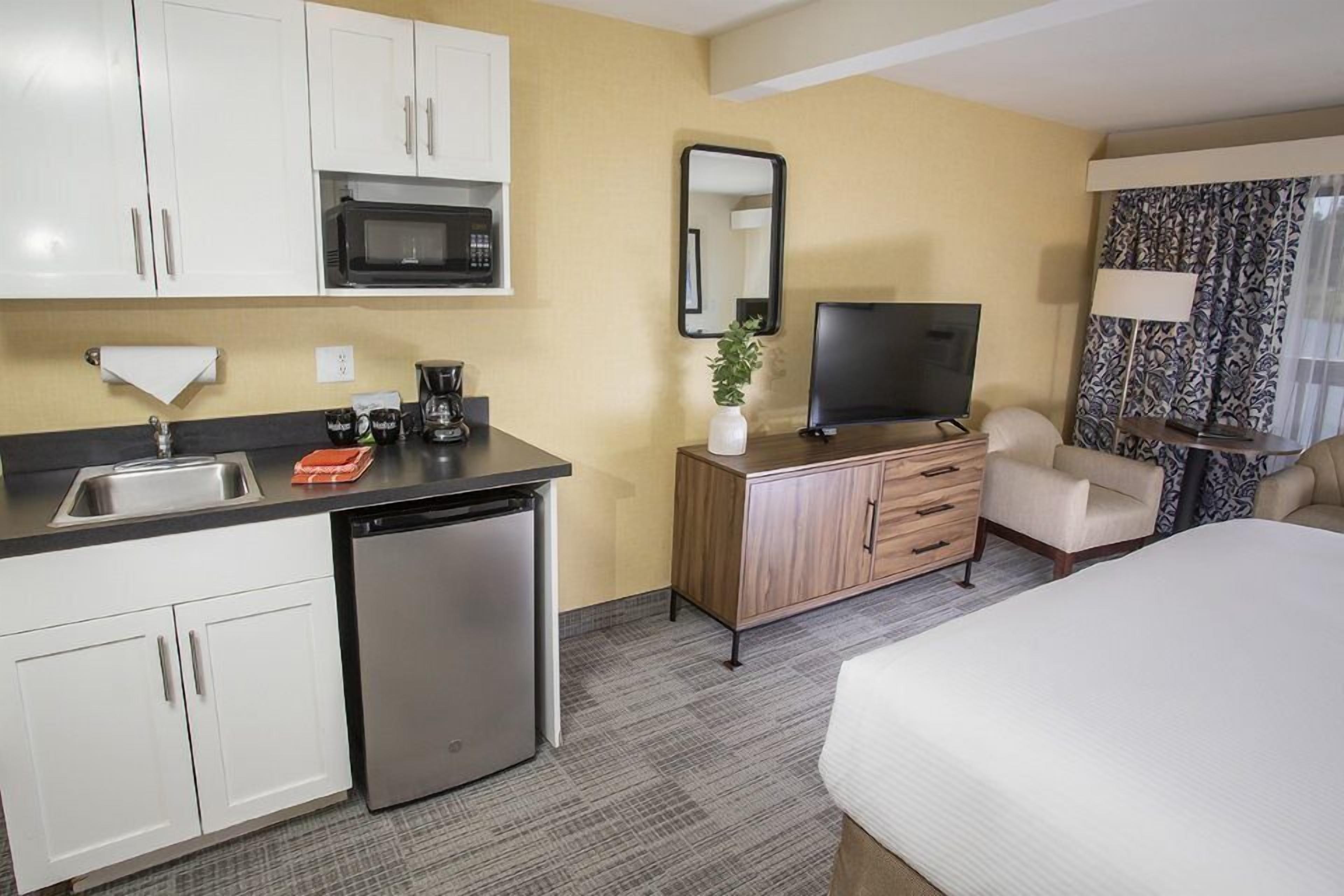 deluxe room, 1 queen bed, lake view | living area | 40-inch flat-screen tv with cable channels, tv