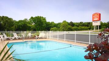 Outdoor pool, pool loungers