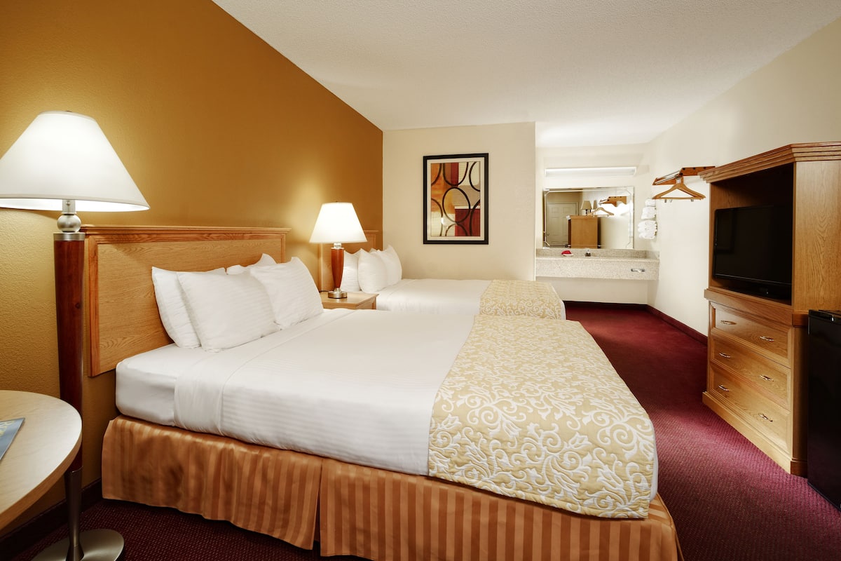 Classic Room, 2 Queen Beds | Iron/ironing board, WiFi (free), alarm clocks, bed sheets