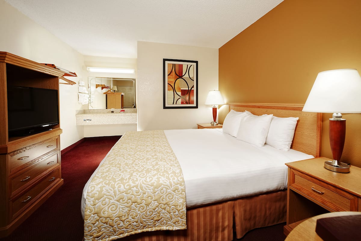 Classic Room, 1 King Bed | Iron/ironing board, WiFi (free), alarm clocks, bed sheets