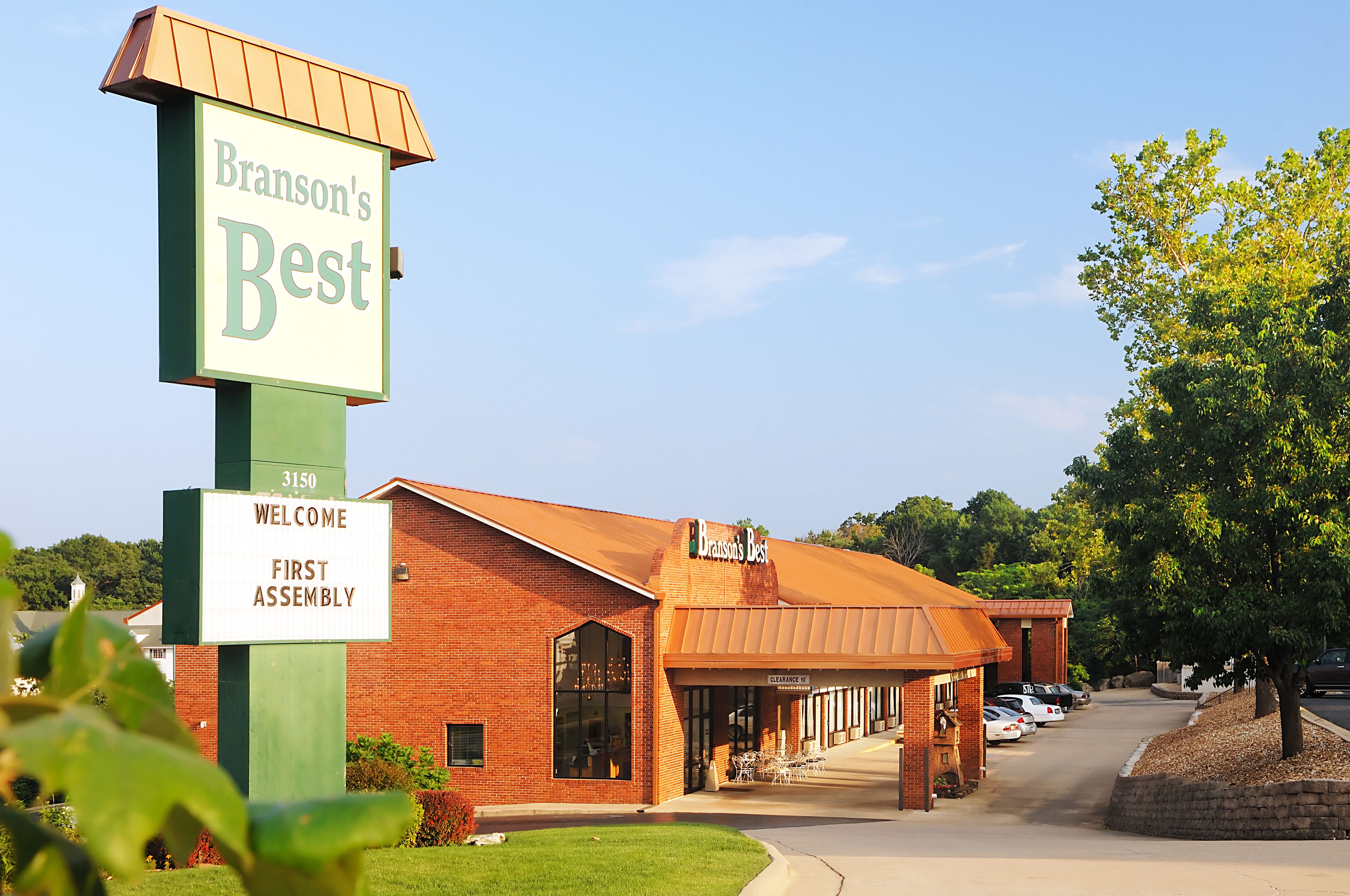 A building with a sign reading "Branson's Best" and "Welcome First Assembly".