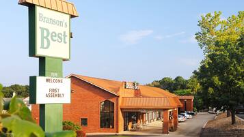 A building with a sign reading "Branson's Best" and "Welcome First Assembly".